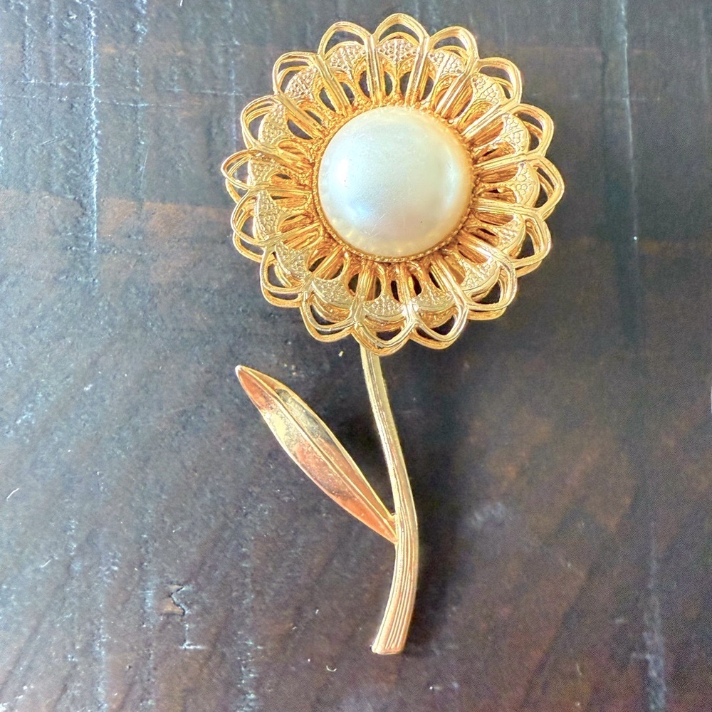 Vintage Long Stem Daisy Flower with Large Faux Pearl Gold Tone Brooch Pin EUC